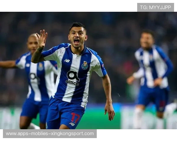 波尔图中前场在比赛中与对手形成拉锯